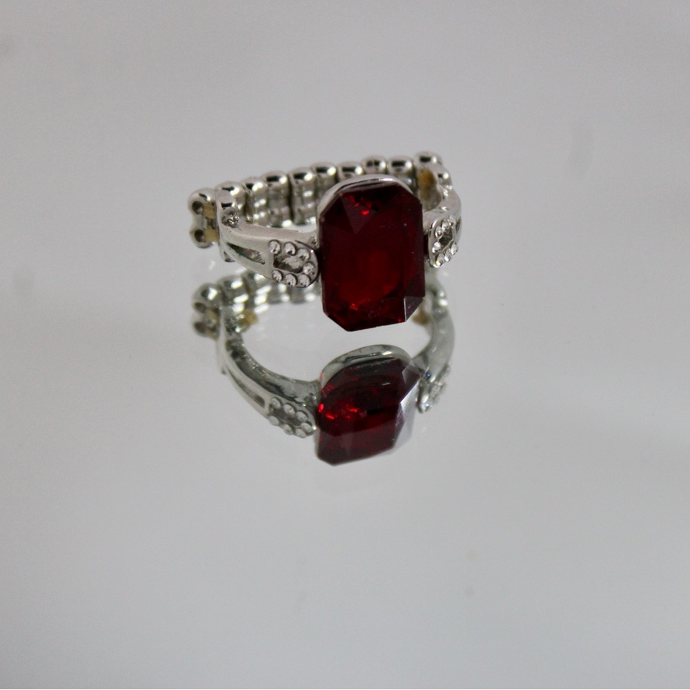 Vintage Elegant Silver and Red Gemstone Ring